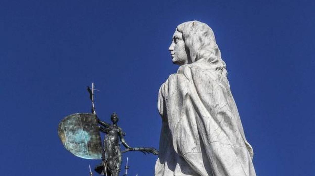 Detalle del monumento a la Inmaculada Concepción en la Plaza del Triunfo de Sevilla