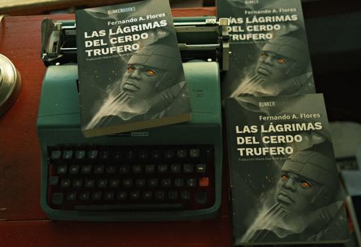 Fotografía de la máquina de escribir del autor y los libros