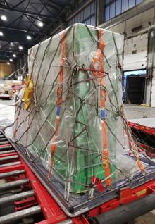 Las obras se paletizan en la terminal de carga del aeropuerto antes de subir a la bodega del avión