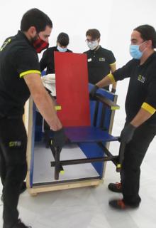 Desmontaje de la célebre silla roja y azul de Rietveld en el Reina Sofía