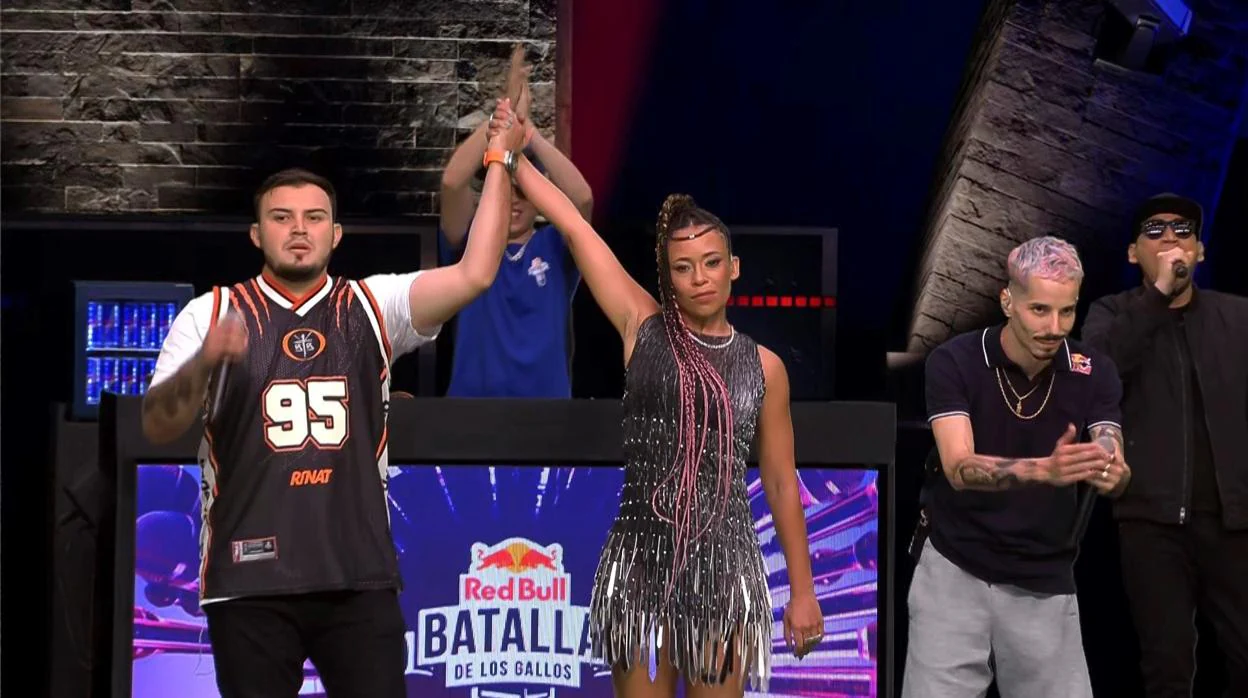 l mexicano Rapder (i) tras proclamarse campeón de la Final Internacional de la Red Bull Batalla de los Gallos 2020