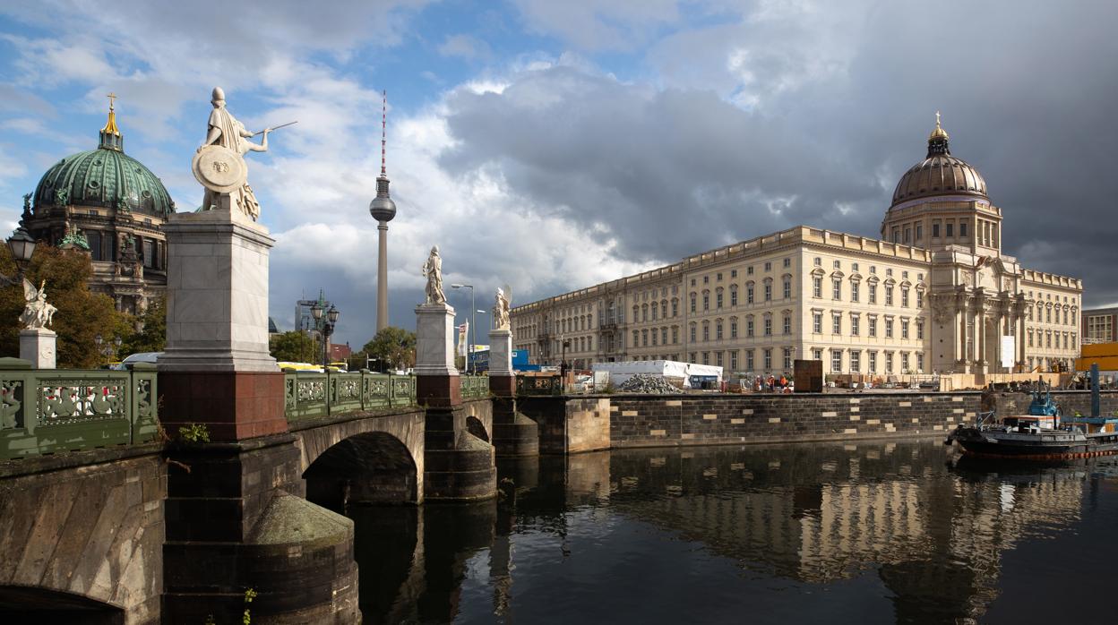 Imagen del Schloss de Berlín, el Palacio Imperial, a la derecha de la imagen