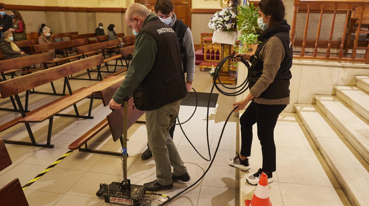 Luis Avial, escaneando con el georradar el suelo de la parroquia de Nuestra Señora de los Dolores, en Madrid