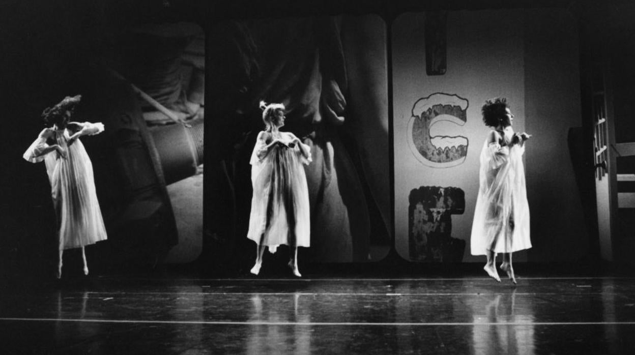 Trisha Brown Dance Company's Glacial Decoy (1979) con escenografía, vestuario e iluminación de Robert Rauschenberg