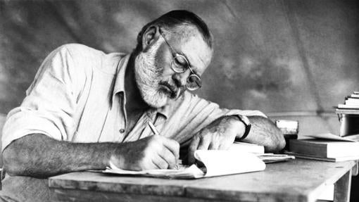 Ernest Hemingway es uno de los cien escritores a los que se entrevista en este libro