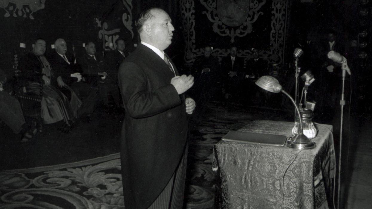Antonio Pedro Rodríguez-Buzón pronunciando su popular pregón de la Semana Santa de Sevilla en 1956