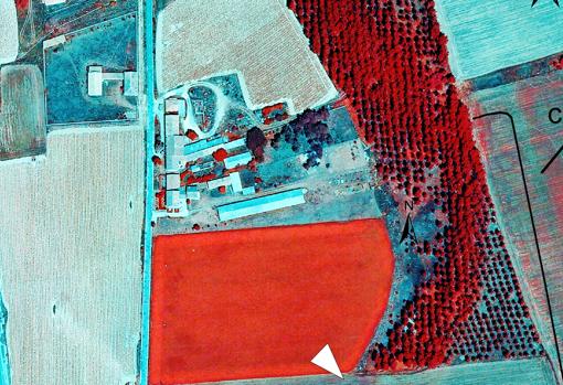 Meandro / paleocanal del río Pisuerga en La Capilla (Santa María de Mave). Se destacan el campamento y las estructuras arqueológicas, anteriores a la formación del meandro