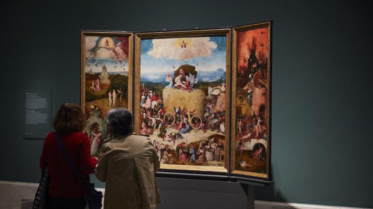 Dos visitantes ante «El jardín de las delicias» del Museo del Prado