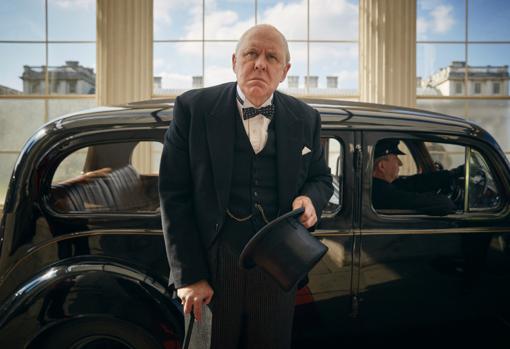 Churchill, interpretado por John Lithgow