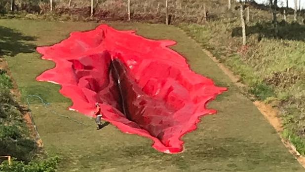 La gigantesca escultura de una vulva en Brasil desata la polémica con los seguidores de Bolsonaro