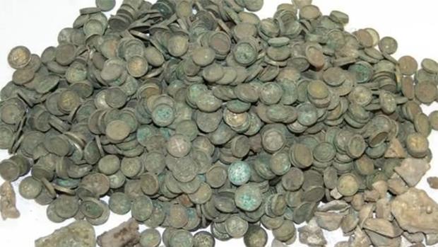 Hallan en Polonia un tesoro medieval de miles de monedas de plata