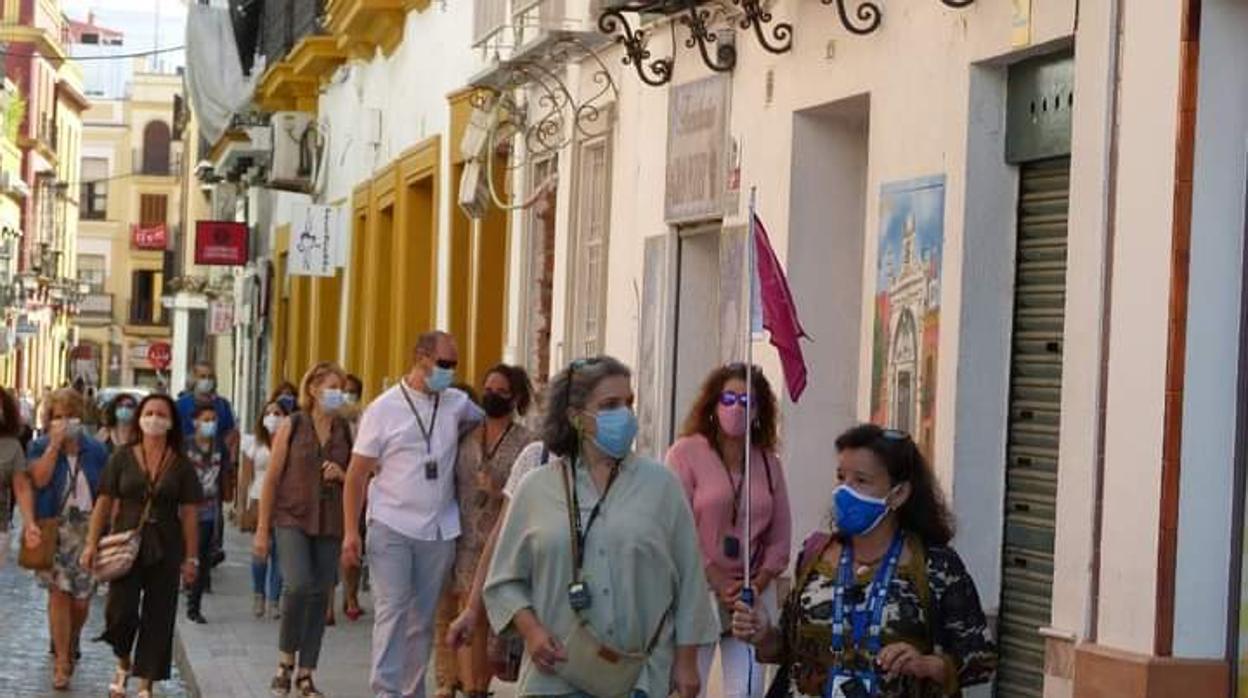 Un momento de la ruta guiada sobre el poeta por las calles del centro de Sevilla