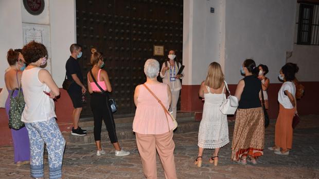Recorrido por el barrio de Santa Cruz de Sevilla, con andares de mujer
