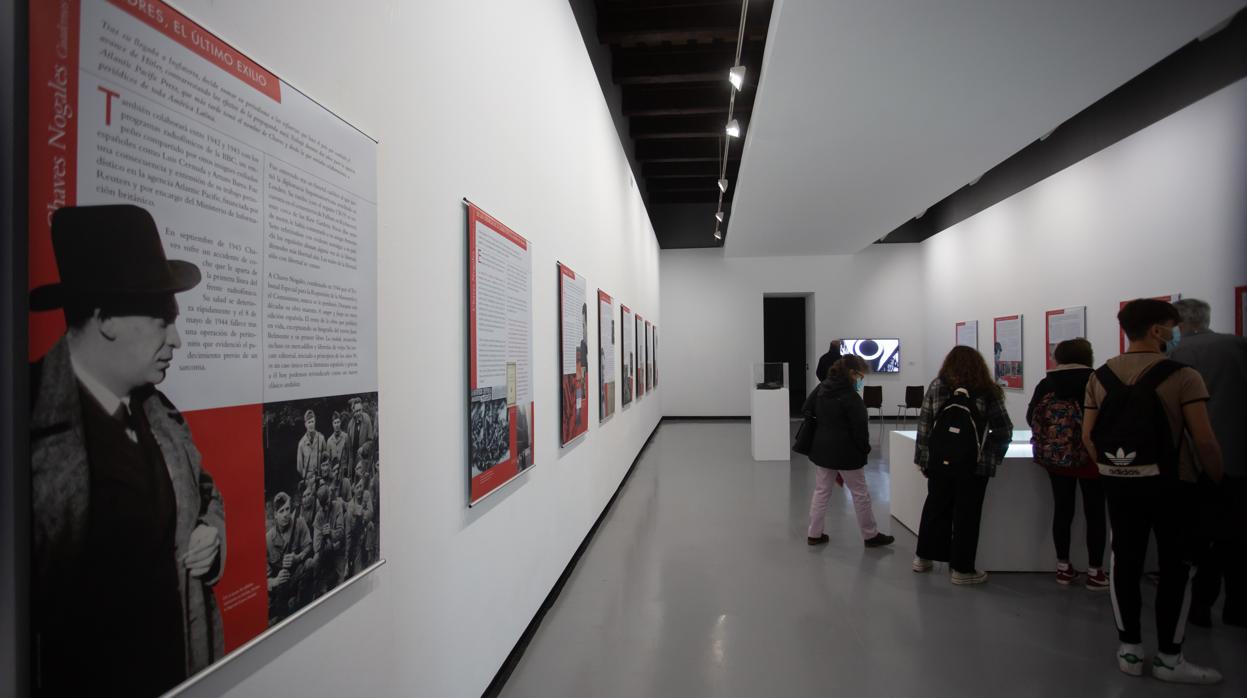 Visitantes a la exposición que sobre Manuel Chaves Nogales dedica la Sala Santa Inés en Sevilla