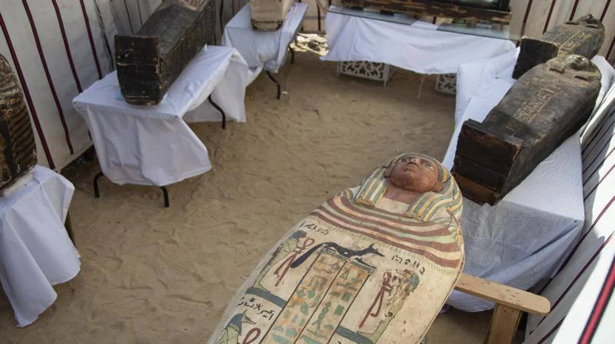 Templos, sarcófagos, un papiro «único»... Los nuevos tesoros que Zahi Hawass ha descubierto en Saqqara