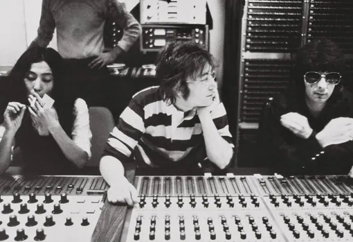 Spector, junto a John Lennon y Yoko Ono, durante la grabación de «Imagine»