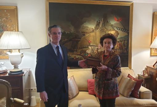 Teresa de Morenés y Urquijo le hace entrega de la llave de Calderón a Pablo Sánchez Garrido, de la Universidad CEU San Pablo