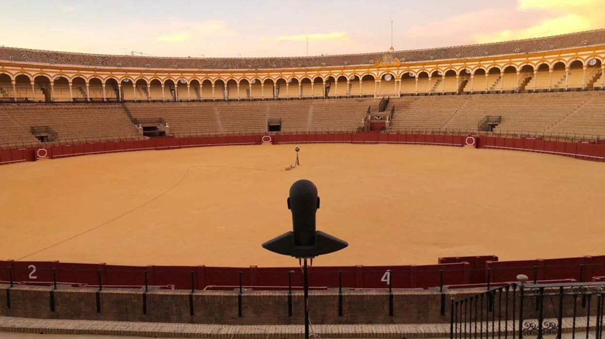 Fuente y torso binaural artificial en la Real Maestranza de Sevilla