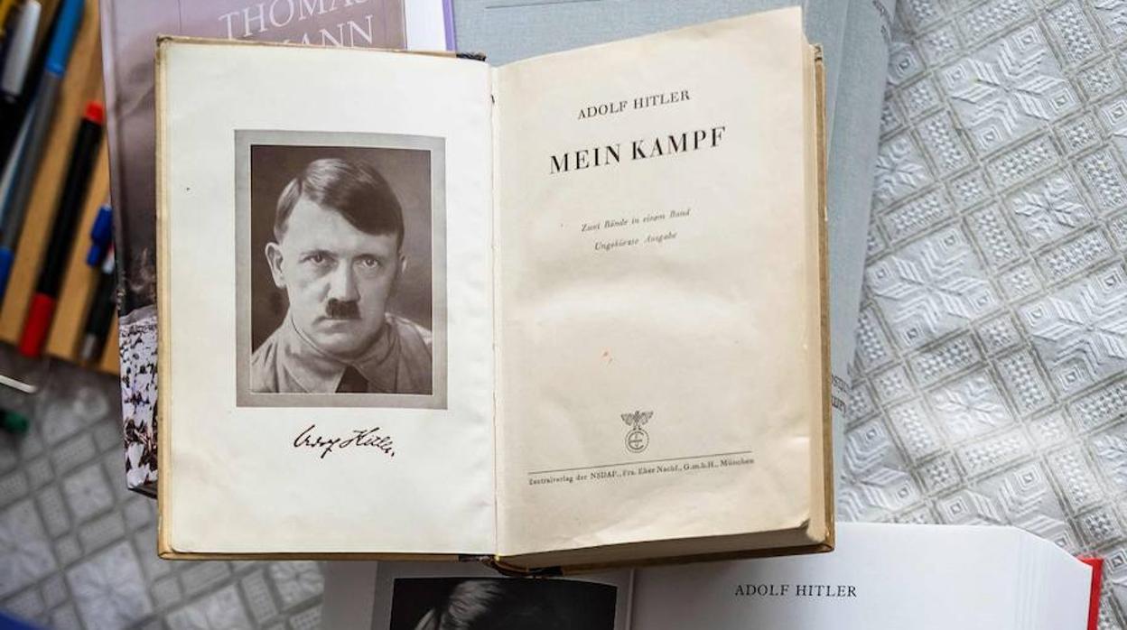 Un original del «Mein Kampf» de Hitler de 1942 (arriba) y el ejemplar de la edición crítica que se publica por primera vez en Polonia (debajo)