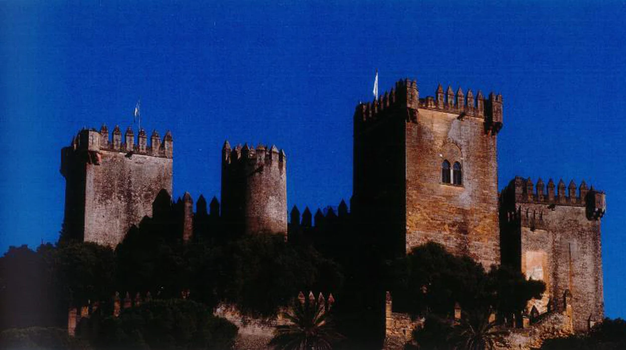 Silueta de cuatro de las nueve torres del castillo de Almodóvar del Río