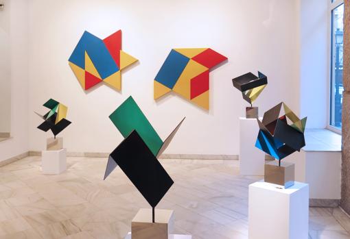 montaje de «Las dos dimensiones y media», en la galería Fernando Pradilla