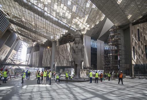 Una monumental estatua de Ramsés II preside el atrio del Gran Museo Egipcio en Giza (El Cairo)