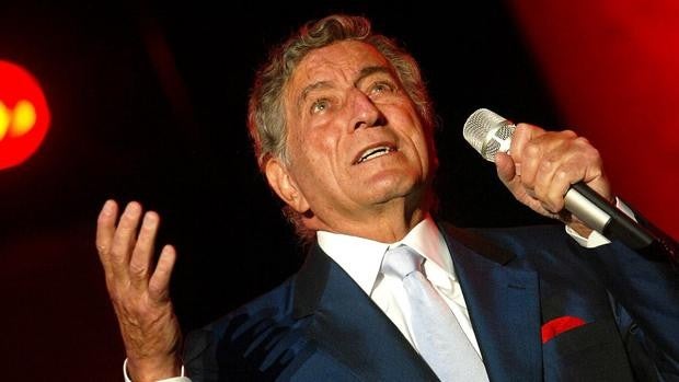 El legendario cantante Tony Bennett revela que padece alzhéimer