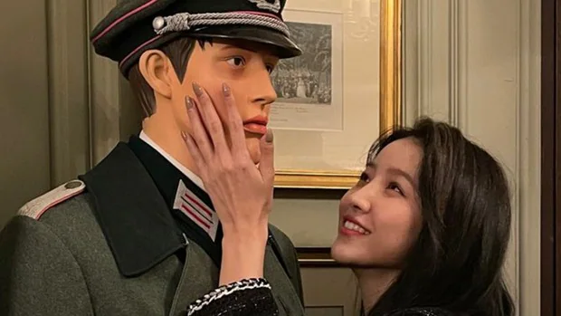 El coqueteo del K-Pop con el nazismo: una cantante pide perdón por posar junto a un maniquí de la «Wehrmacht»