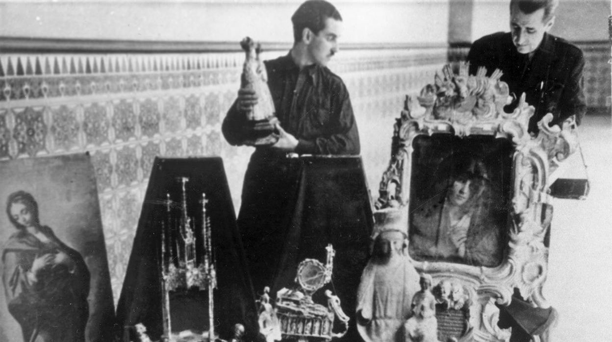 Fotografía de 1940 de los agentes franquistas del Sdpan en el depósito de Castellón, en la iglesia de la Casa de la Beneficencia, donde ase localiza la «Virgen de Cabanes», hoy en manos de una empresa