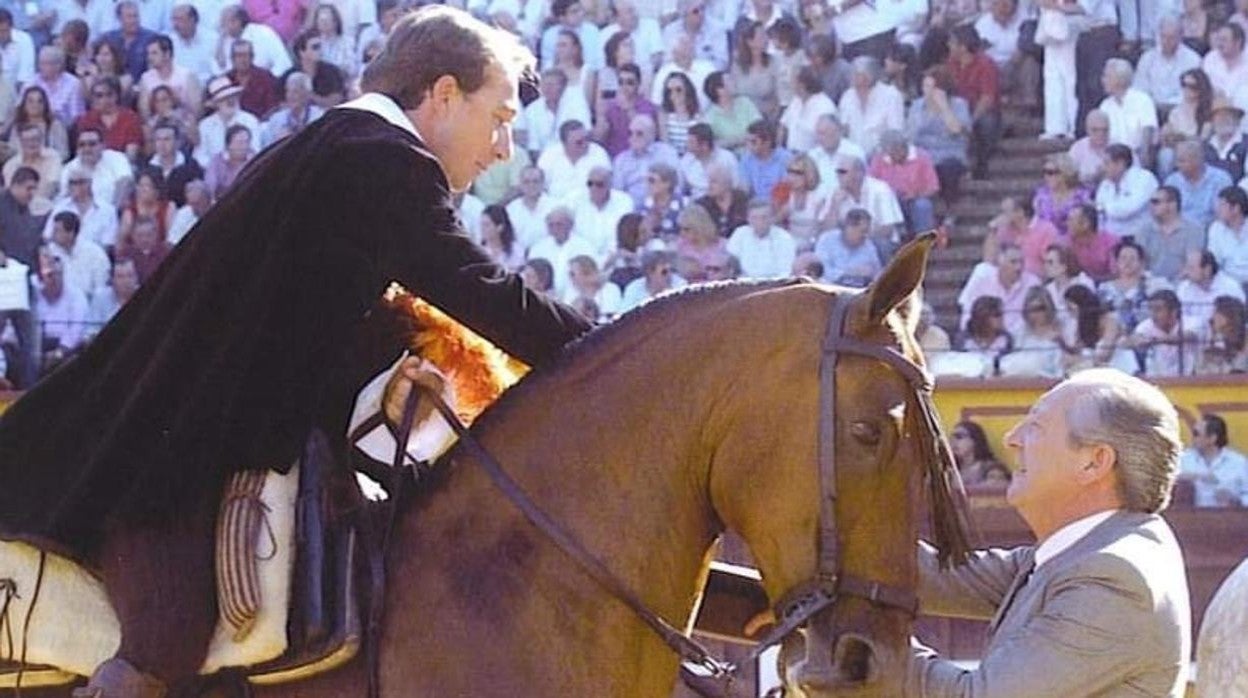 Ángel Cruz (a pie) recoge las llaves del alguacilillo