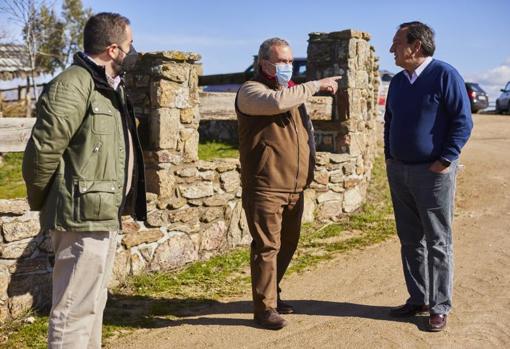 Ricardo del Río conversa con Pedro Barato en presencia de Juan Herrera