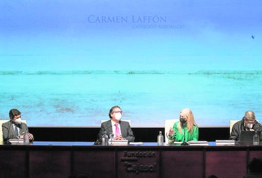 Manuel Laffón Parias, Antonio Pulido, Patricia del Pozo y Juan Bosco Díaz-Urmeneta, ayer durante la presentación del catálogo razonado de Carmen Laffón en Cajasol