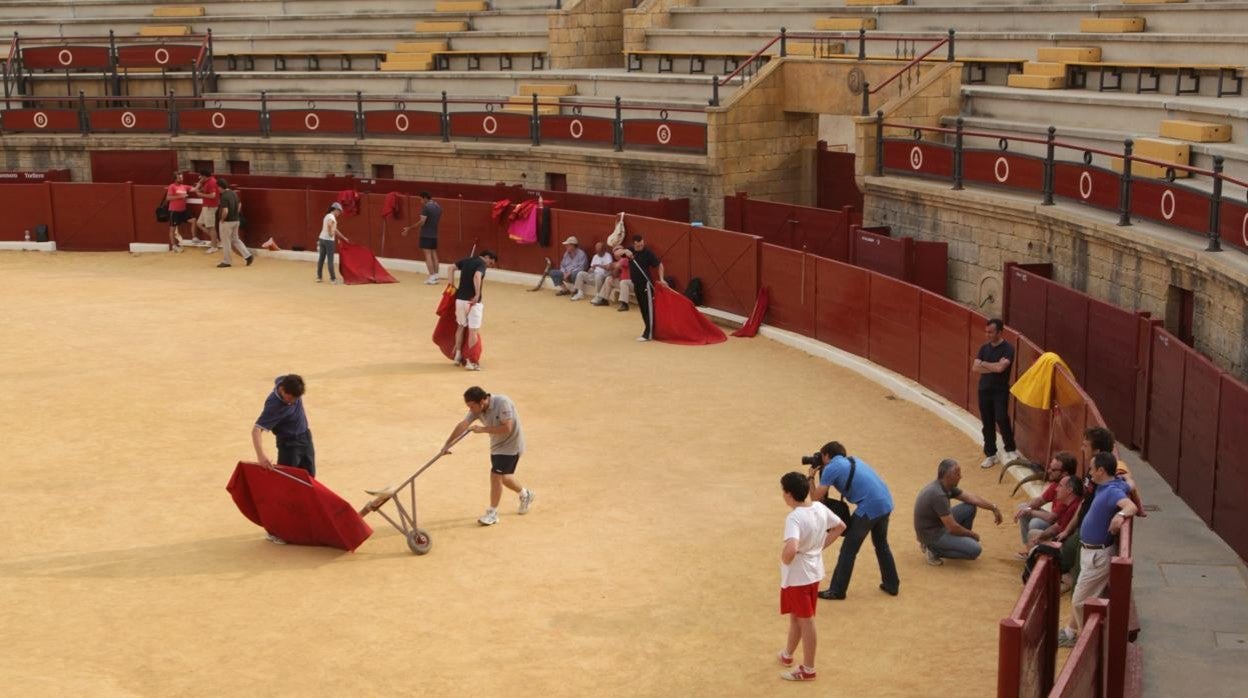 La plaza de toros de Espartinas lleva cerrada varios años, evidenciando abandono y desidia