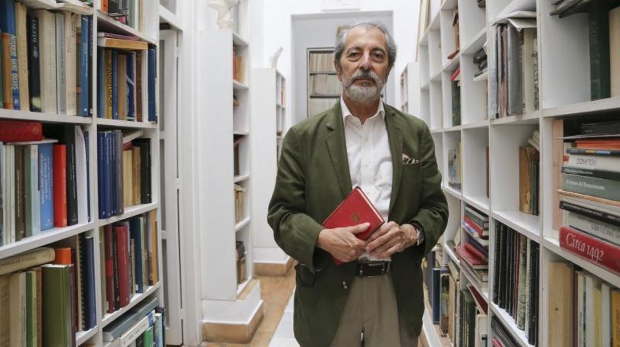 Vicente Lleó junto a su biblioteca