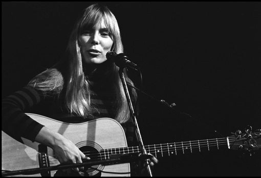 Joni Mitchell durante una actuación en el Troubadour