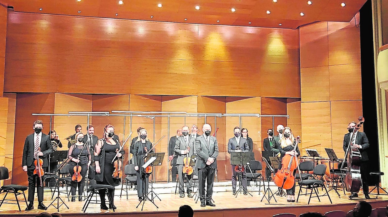 La Orquesta Bética de Cámara, con su director Michael Thomas, durante un concierto en el Espacio Turina