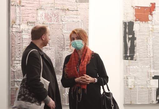 Dos visitantes de ARCO 2020, cuando llevar mascarilla era una excentricidad