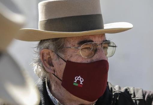 Eduardo Miura, con sombrero y la mascarilla con su hierro