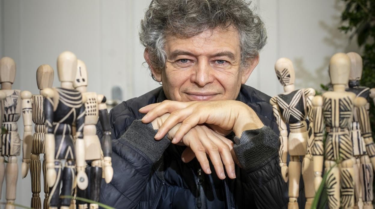 José Manuel Ballester en su estudio con algunas de las piezas de «Amazonía»