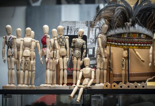 Algunos de los maniquíes utilizados por Ballester, junto a su colección de plumaria