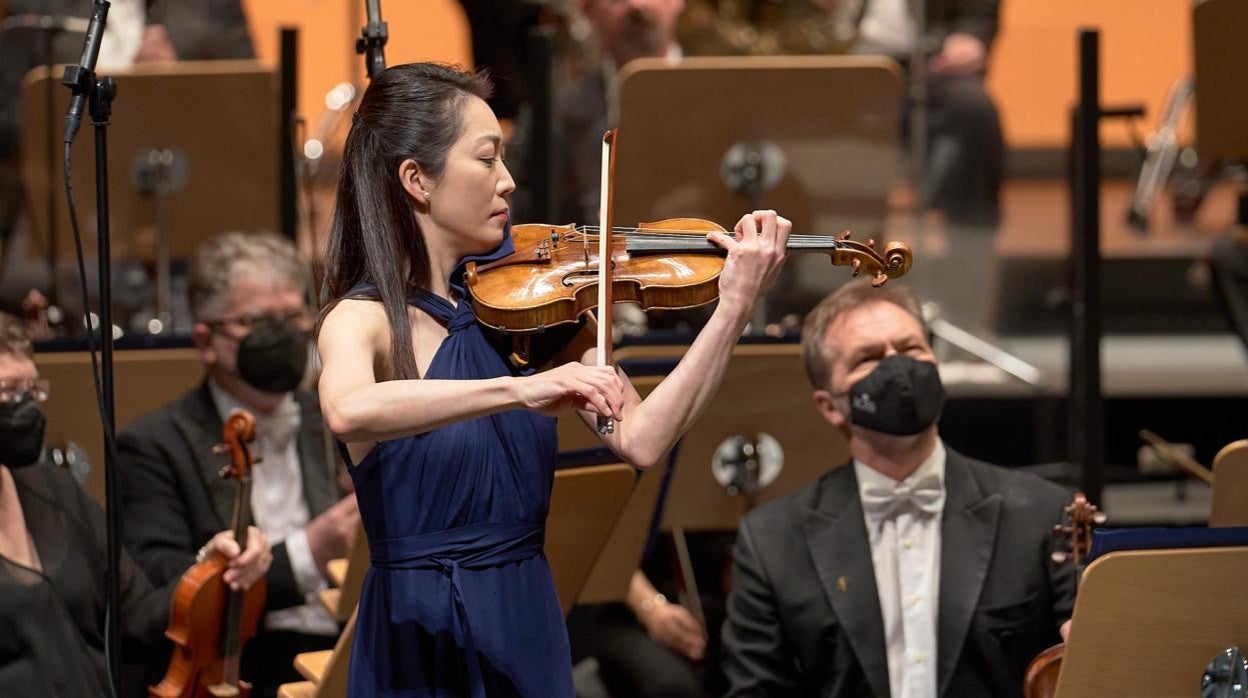 La violinista Akiko Suwanai durante el concierto con la Sinfónica