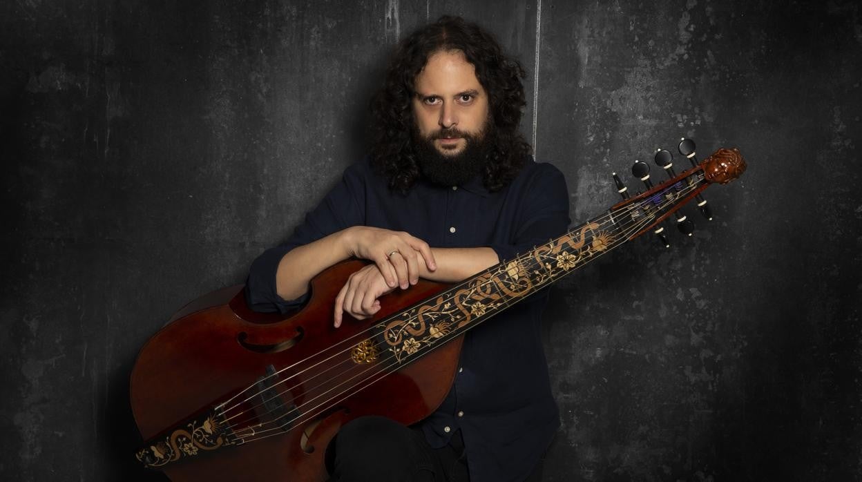 Fahmi Aqhai, con su viola da gamba