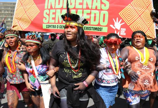 Mujeres indígenas de Brasil en una protesta durante las jornadas del campamento Terra Livre en 2019