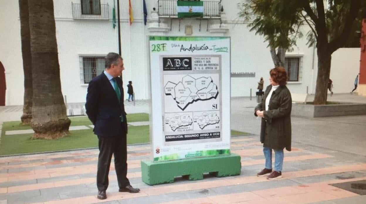 El alcalde de Tomares, José Luis Sanz, en una visita a la muestra en la plaza del Ayuntamiento