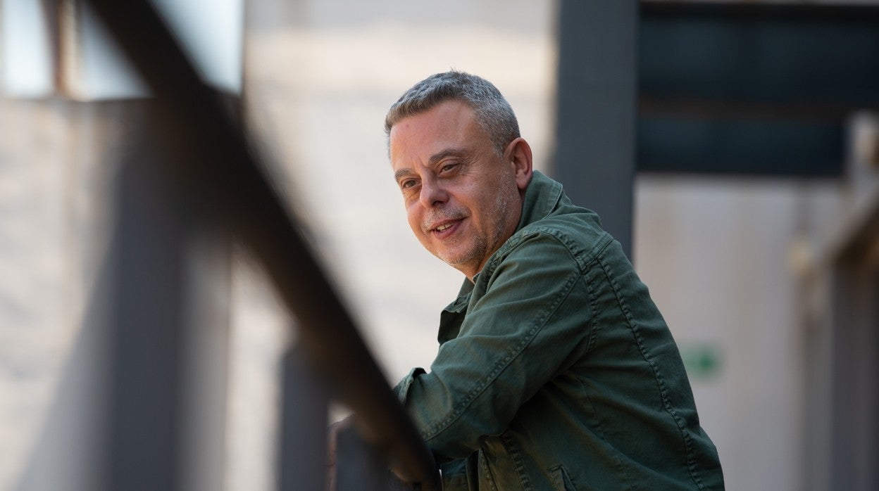 El escritor Toni Hill, durante una sesión fotográfica en 2018