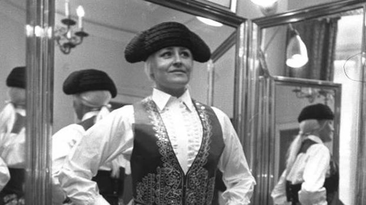 Ángela, con la montera calada