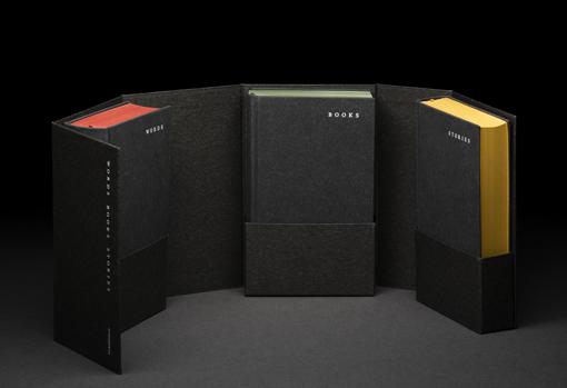 Detalle de los tres volúmenes de «Looking Forward»