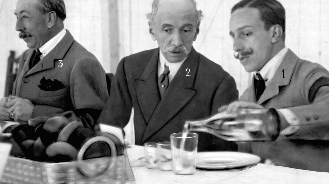 Alfonso XIII (a la derecha) habla con Eduardo Dato (en el centro) durante una reunión en 1915