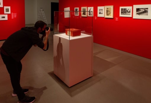 La caja roja de Campañà, en el centro de la exposición
