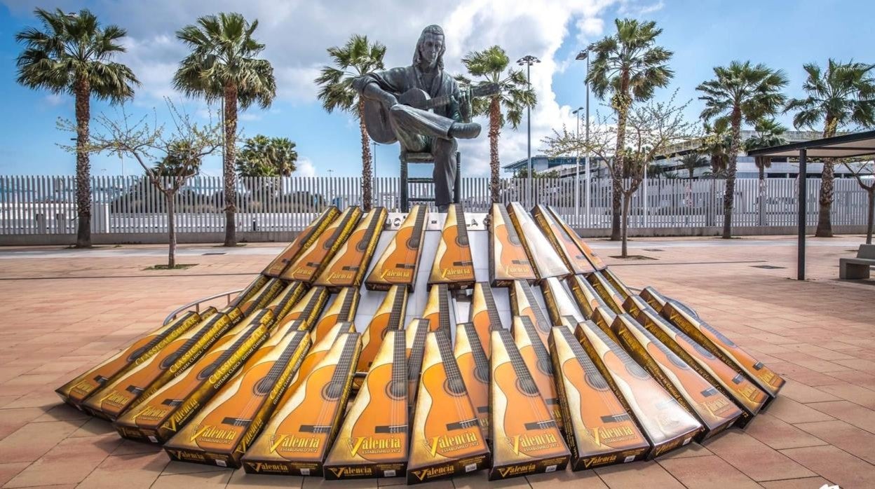 Guitarras rodeando el monumento de Paco de Lucía